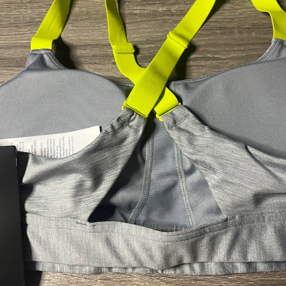 Under Armour Seamless Low Impact Long Sports Bra Womens Medium Cross-Back Straps - Picture 6 of 7